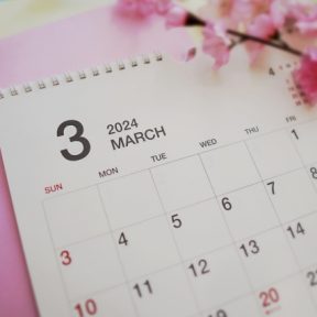3月のカレンダーと右横にサクラ