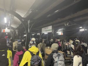 初日の出を見に行く人々でにぎわう御嶽駅（1月１日、筆者撮影）