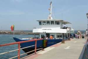 ダカールとゴレ島を結ぶ 船(2月14日、筆者撮影)