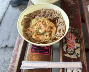 自販機で購入したそば（8月20日、筆者撮影）